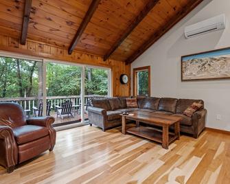 Walk to Loon Ski Lifts. 10 Beds. Free Pool & Gym Access. Near Pemi River - Lincoln - Living room
