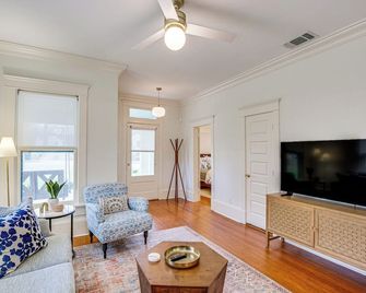 1 Mi to Downtown Tyler: Historic Home w/ Porch! - Tyler - Living room