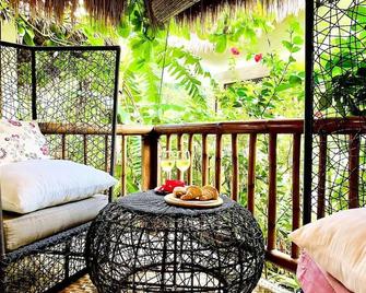 Budget Studio with Kitchen – 4 Min to Beach - Malay - Balcon