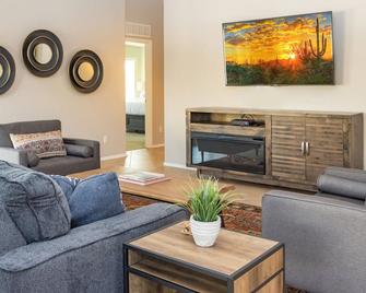 Boho Chic Arizona Villa w Pool & Mini Golf - Casa Grande - Sala de estar