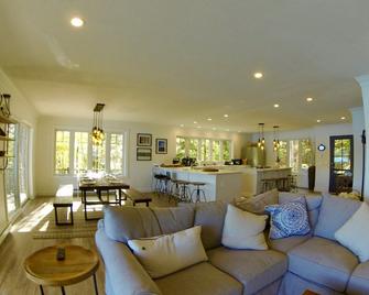Skaneateles Lakefront home on 380' of secluded forested frontage - Moravia - Living room