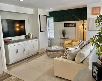 Modern Fully Renovated Suite & Loft in Downtown Trenton - Trenton - Living room