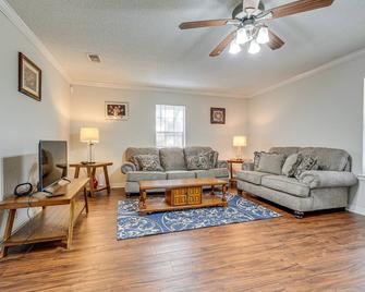 Charming Satsuma Home about 14 Mi to Mobile! - Saraland - Living room