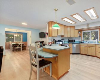 Family friendly 3BR 2.5BA home near Sandy River - Brightwood - Cocina
