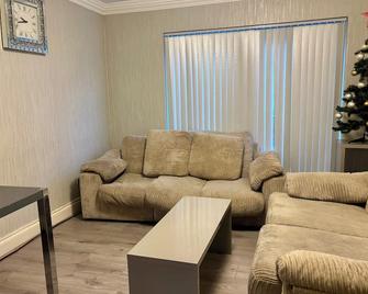 Ehsaan Guest House - Birmingham - Living room