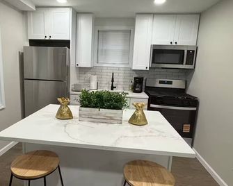 Brand new first floor studio in quiet neighborhood - Akron - Kitchen