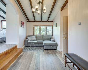 Massachusetts Abode with Deck and Grill Near Beaches! - Gloucester - Living room