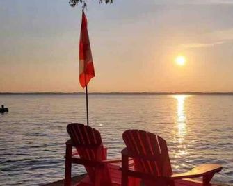Rustic Pines Waterfront Cottage Clear Water - Fenelon Falls - Outdoors view
