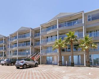 Coral Island 104 - Bloubergstrand - Building