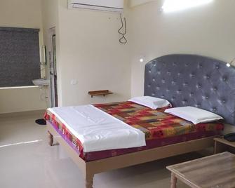 Srinivasa Hotel, Near Srinivasa Mangapuram Temple, Tirupati - Tirumala - Bedroom