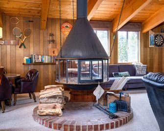 Charming, renovated Carnelian Bay Cabin - Carnelian Bay - Living room