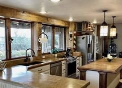 Breath taking views! - Medora - Kitchen