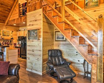 2 Mi to Lake Hamilton! Log Cabin with Cozy Loft - Hot Springs - Living room