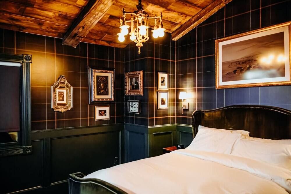 The Marionne & Quinn Double Queen Suite - Bootleggers Lodge on Lake Nokomis - Tomahawk