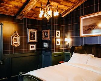 Bootleggers Lodge - Marionne & Quinn - Tomahawk