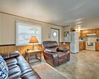 Cabin with Fire Pit, Walk to Steinhatchee River! - Steinhatchee - Sala de estar