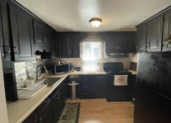 Beautiful home with massage shower! - Fond du Lac - Keuken