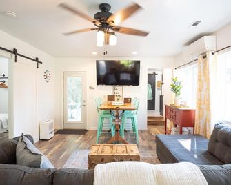 Snoozy Snail Cottage - Nashville - Living room