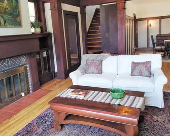 Historic Prairie style home by disciple of Frank Lloyd Wright - Hannibal - Living room