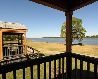 Red Leaf Cottages - Lake Village - Balcón