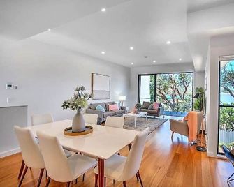 3 Bedroom Quiet Ettalong Beach Sanctuary, Few Minutes Walk to Beach - Ettalong beach - Dining room