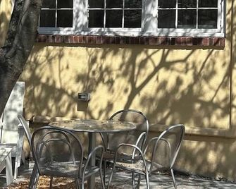 Cottage Suite 'B' - Walk to Shops, Train, History - Concord - Патіо