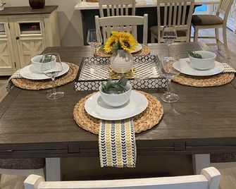 Gorgeous, modern and sweet - Orangevale - Comedor