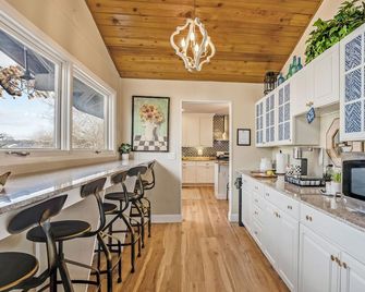 Private Lake House Sleeps Large Groups On The Water Swim N Boat Dock Lots Of Amenities - Osage Beach - Kitchen