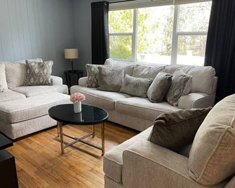 Beautiful Home by Jersey Shore Beaches + Six Flags + Fort Dix - Millstone Township - Living room