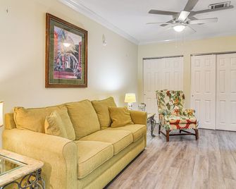 Unit 3 Blocks Gulf to Beaches Historical Museum! - Saint Pete Beach - Living room