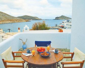 3 Bedroom Awesome Apartment In Panormos - Panormos - Balcón