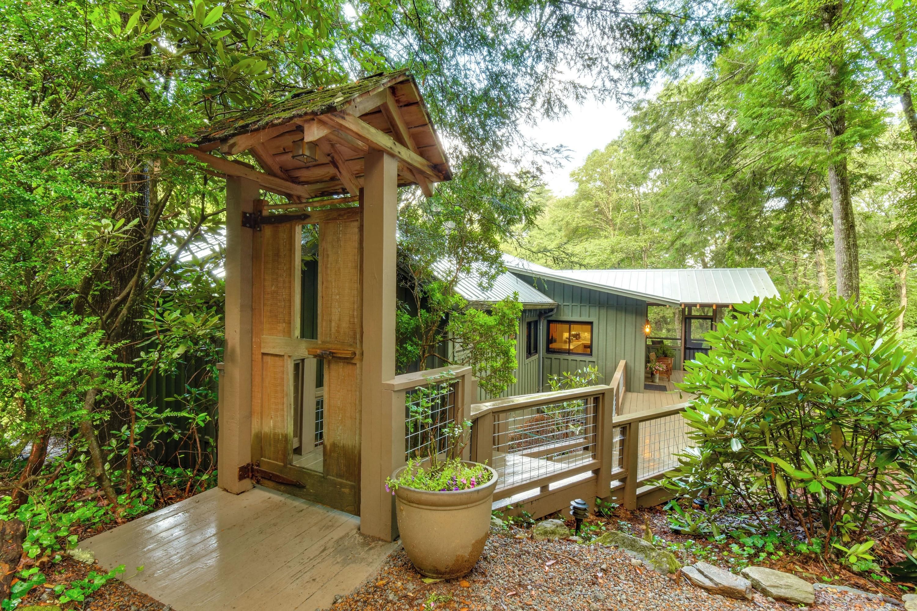 Tranquil Highlands Cottage w/ Fire Pit & Stream! - Highlands