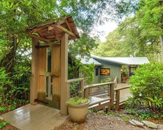 Tranquil Highlands Cottage w/ Fire Pit & Stream! - Highlands