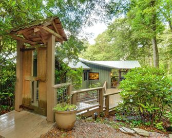 Tranquil Highlands Cottage w/ Fire Pit & Stream! - Highlands