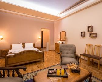 Olympia Garden Hotel - Yerevan - Bedroom