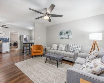 Modern & Inviting Remodeled 3br In Independence, Ks! - Independence - Wohnzimmer