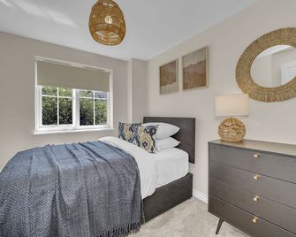 The Grange Luxe3, 4 Bedroom House,5-beds,Spacious,contractor,family,Internet,free parking,group,study,relocation,easily accessible in Ipswich,Kesgrave - Ipswich - Bedroom