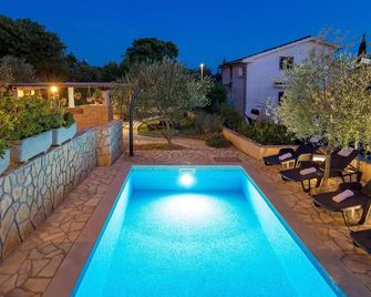 Stunning home in Pinezici with kitchen - Krk - Piscine