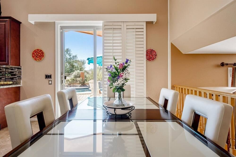 Cave Creek Beauty, Great Location, Spacious Executive Home - Heated Pool! - קייב קריק - חדר אוכל