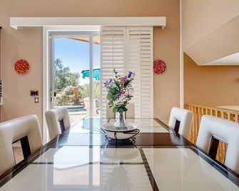 Cave Creek Beauty, Great Location, Spacious Executive Home - Heated Pool! - קייב קריק - חדר אוכל