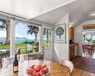 Beach Front Cottages with Stunning Views. - Carmel-by-the-Sea - Dining room