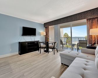 Serenity on the Sea Luxury Condo with Private Balcony on the Ocean - Tampa - Oturma odası