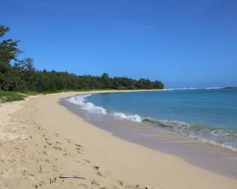 Newly renovated one-bedroom with A/C, Steps to Hukilau Beach, 30 Day - Laie - Beach