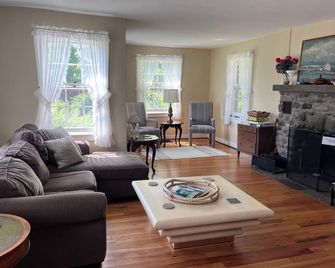 Canandaigua Lake Farmhouse - Canandaigua - Вітальня