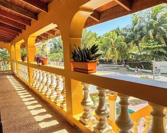 Caribbean Shores Bed & Breakfast - Hopkins - Balkón