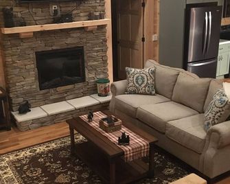 Little Bears Cabin - 5 Br / 3 Fireplaces - Spend Spring in the Shenandoah Valley - Stanley - Living room