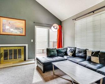 Charming 3-bedroom townhome with WiFi and AC in West Valley City - West Valley City - Living room