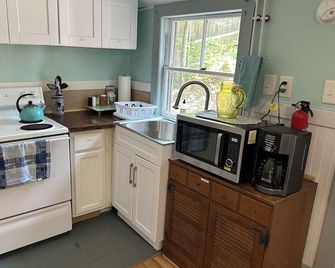 Bunkhouse Cabin at Toddy Pond - water fun, close coastal towns, parks and more! - Orland - Cocina