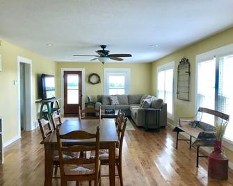 Farmhouse at Lake View Farm near Fugitive Beach - Rolla - Dining room