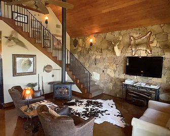 Austin Lakeway Estate Cottage: Private Mountain-Style Guest Lodge - Lakeway - Living room